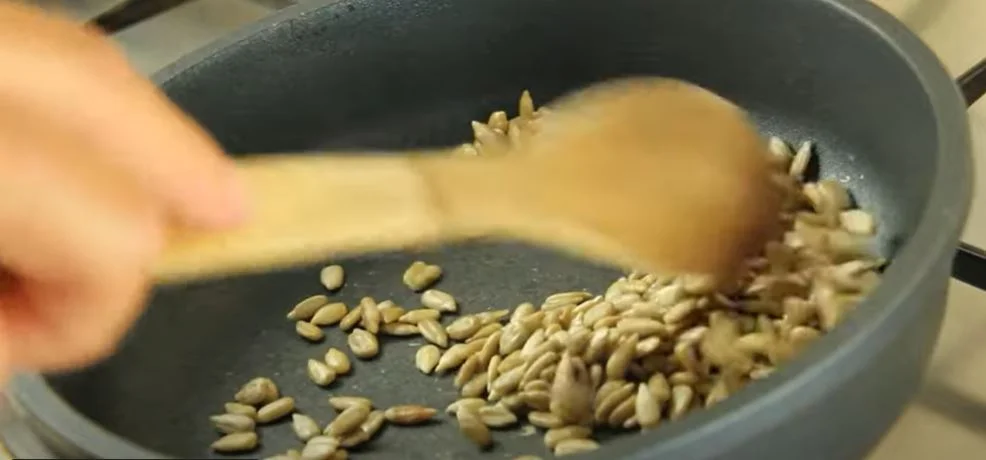 cómo tostar semillas de girasol en la sartén